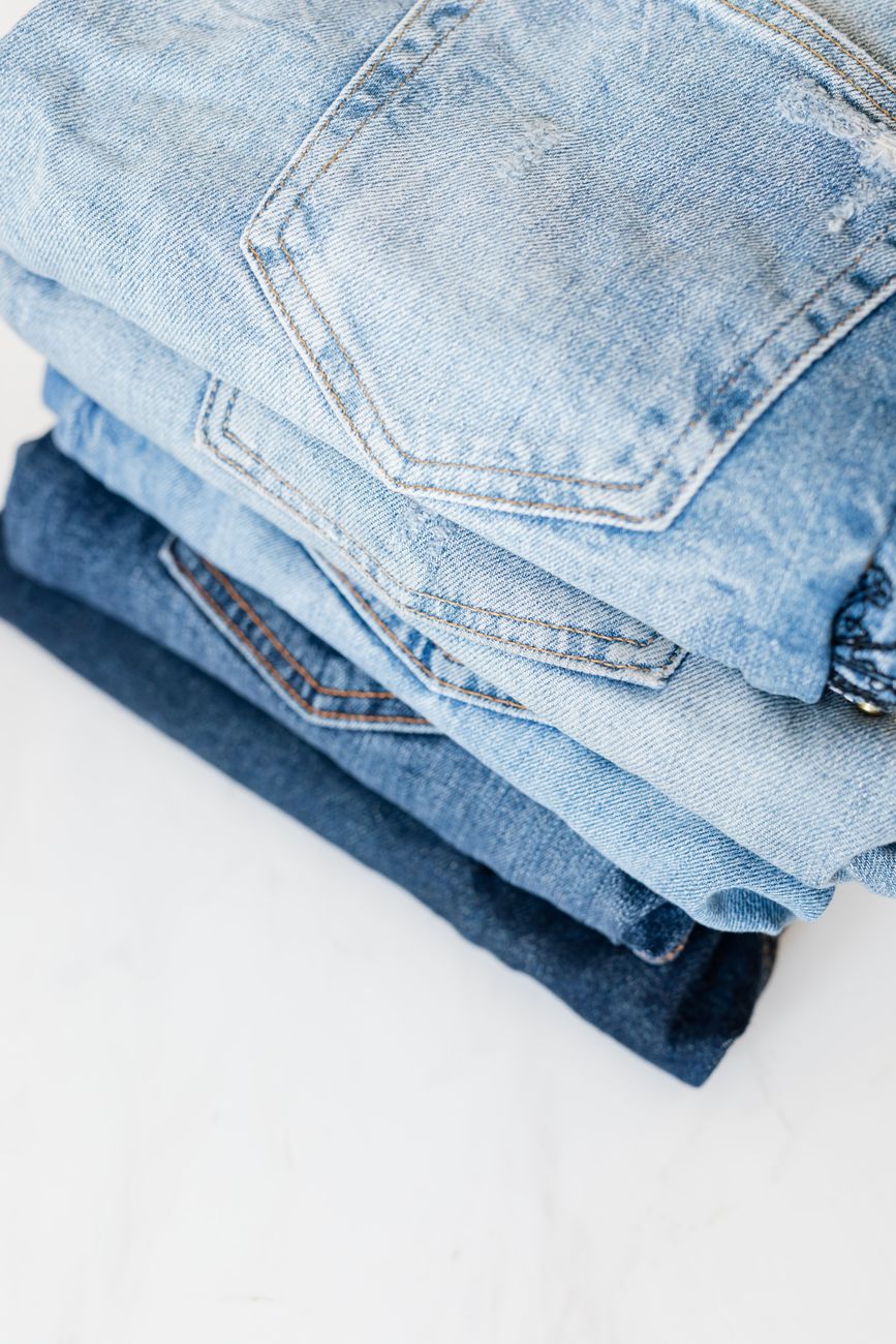 Pila de denim en distintos tonos de azul, de claro a oscuro, vista desde arriba